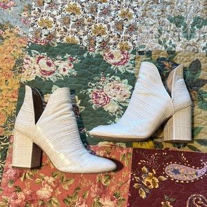 Heeled booties, white, alligator, size 10